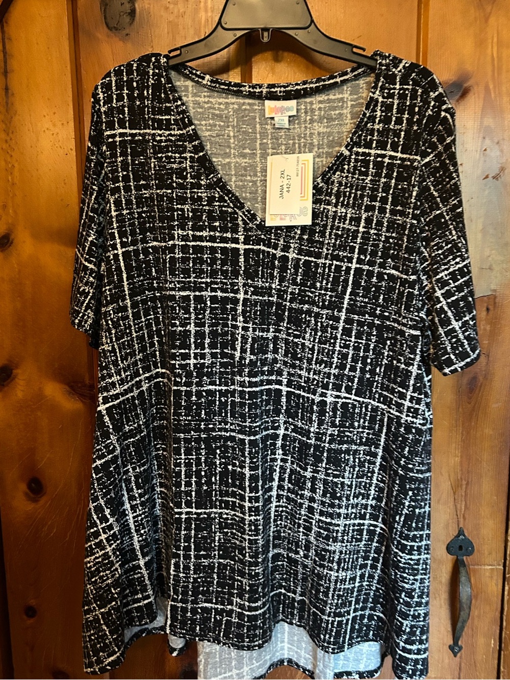 LuLaRoe Women’s V-Neck Short Sleeve Top - black White - Jana 2XL